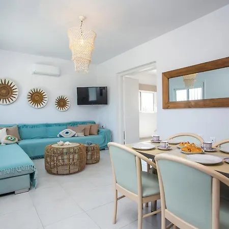 Celini Beach House, Kiotari بيت للعطل *