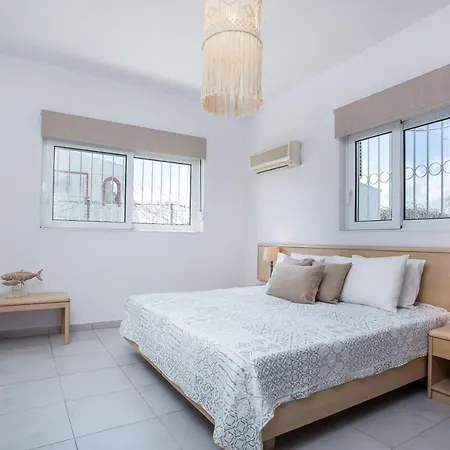 Celini Beach House, Kiotari بيت للعطل *