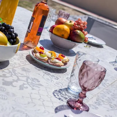 Celini Beach House, Kiotari بيت للعطل